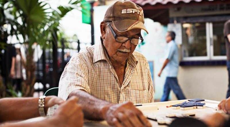 Partidas de dominó resistem ao tempo em Little Havana