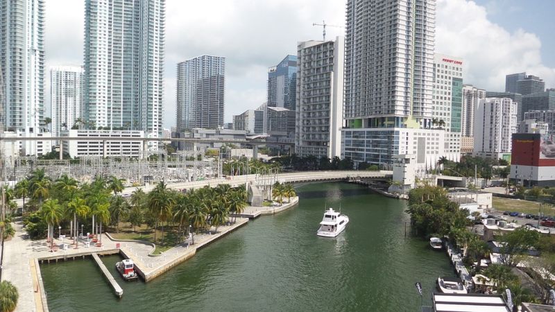 Passeio de barco em Miami: Alugue um barco e navegue pelo bairro de Aventura