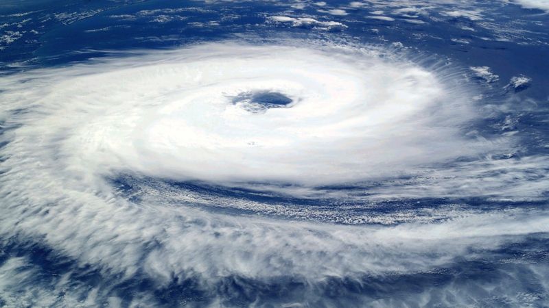 Foto satélite de um furacão onde é possível ver o olho do furacão