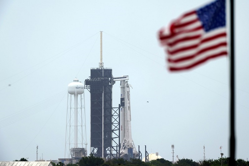 A SpaceX Falcon 9, com a nave Crew Dragon no topo do foguete, é vista na Plataforma de Lançamento 39-A no Kennedy Space Center, na Flórida, EUA, nesta segunda-feira (25). Dois astronautas voarão na missão SpaceX Demo-2 para o Estação Espacial Internacional agendada para lançamento nesta quarta-feira (27) — Foto: David J. Phillip/AP