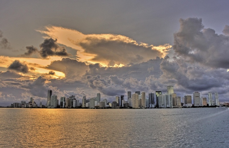 A História da Collins Avenue em Miami: de estrada costeira a símbolo de glamour